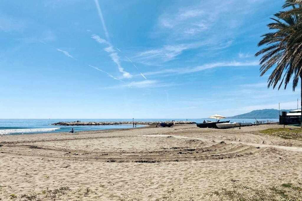 Bonito Apartamento En 2º Linea De Playa & Parking Apartment Малага Екстериор снимка